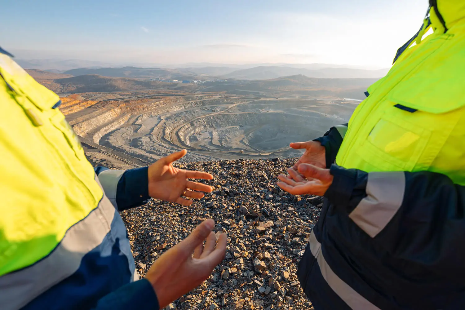 Deux personnes qui parlent avec un trou de mine en arrière