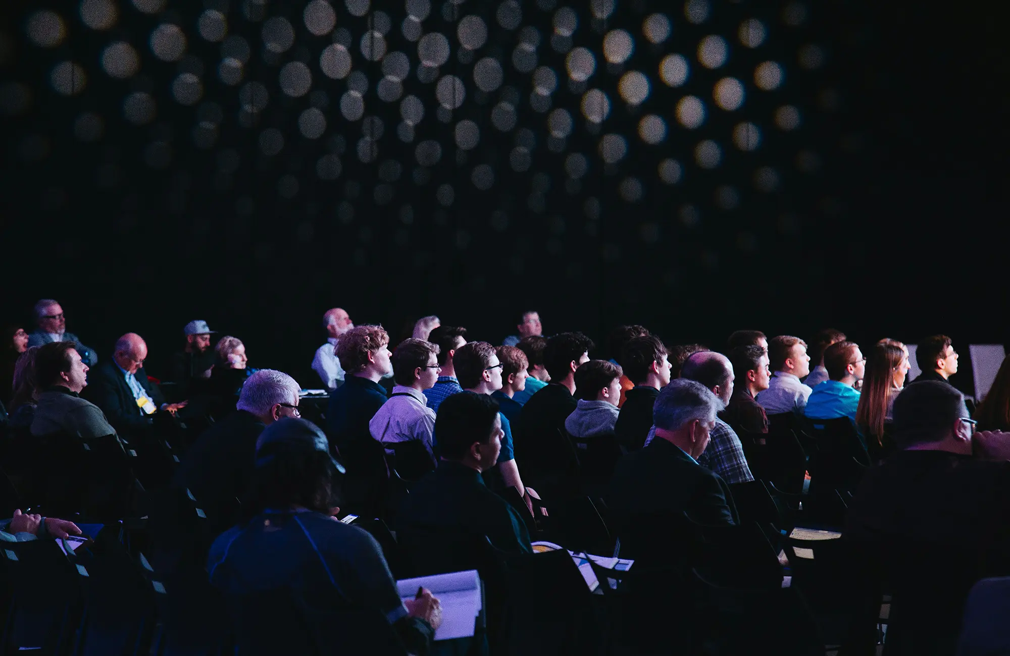 Deux personnes qui parlent avec un trou de mine en arrière