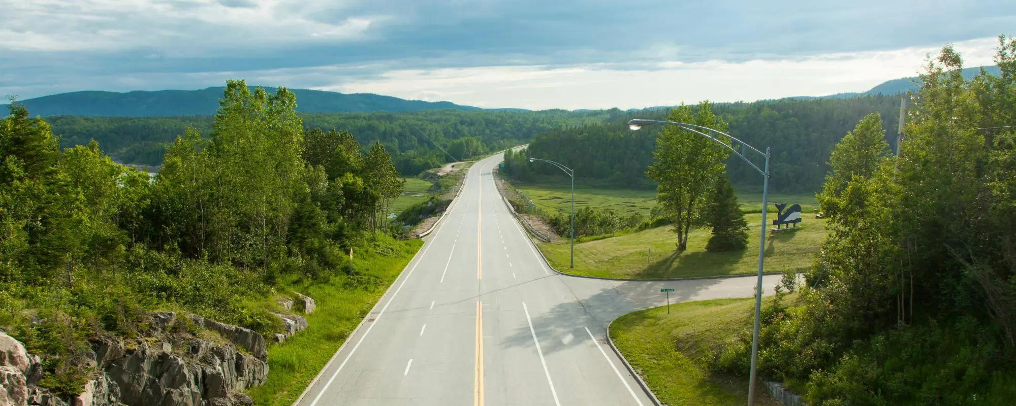 Route allant vers l'horizon
